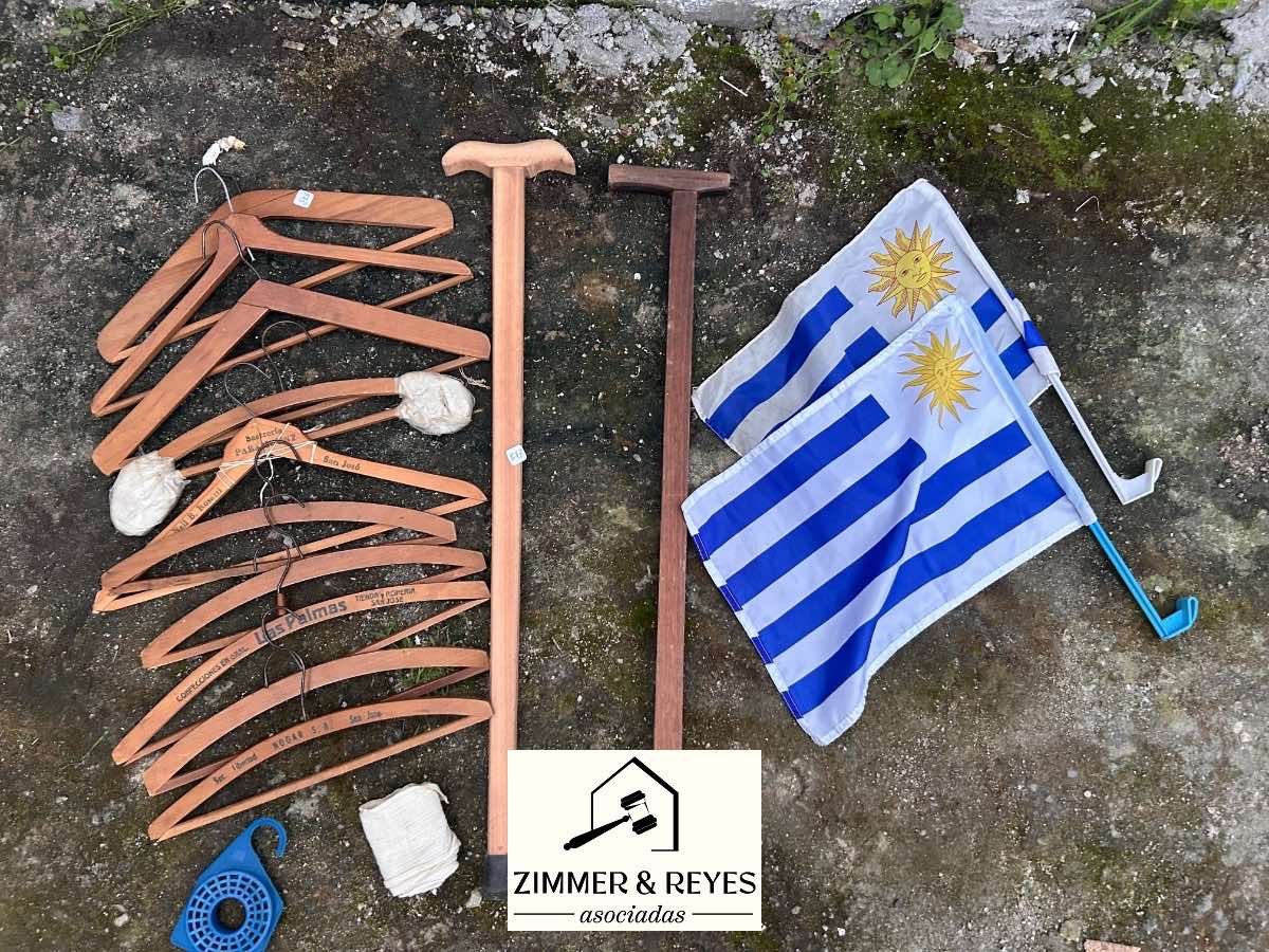 Lote de Perchas de Madera, Bastones y Banderas de Uruguay