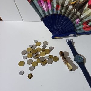 Lote de Reloj Swatch, Abanico Decorado y Monedas Varias - imagen 5
