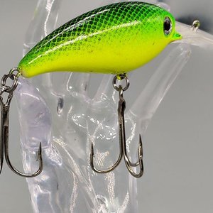 Señuelo Artificial Crankbait Verde y Amarillo con Babero y 2 Anzuelos - imagen 3