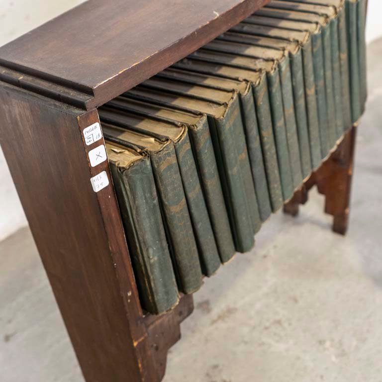 Estante de madera art decó con libros y silla francesa - imagen 2