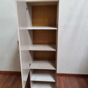 Mueble Alto Blanco y Marrón con Puerta y Estantes Abiertos - imagen 2