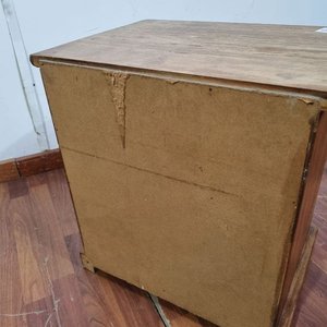 Mesa de Luz de Madera con Tres Cajones - imagen 4