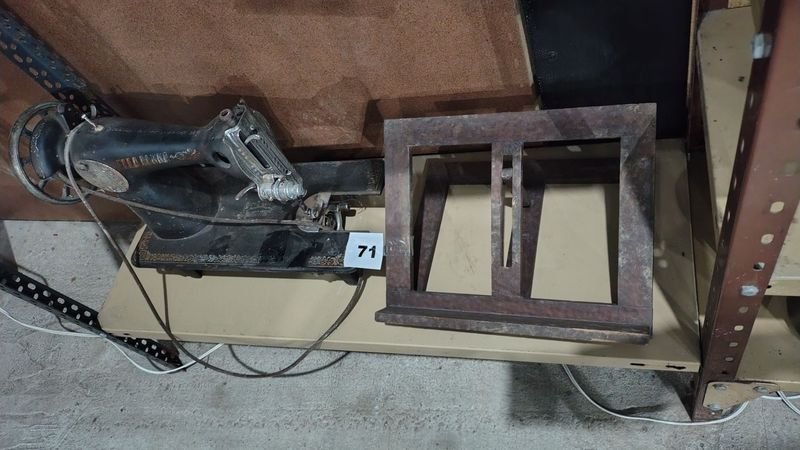 Máquina de coser antigua y porta retrato de madera grande - imagen 2
