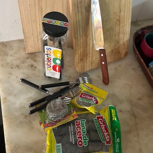 Lote siguiente: Tablas de Madera, Cuchillo, Cubiertos y Utensilios de Cocina