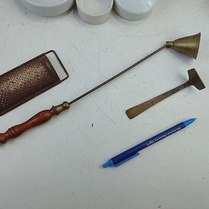 Conjunto de 17 Piezas: Jarra Licorera Buchanan's, Rallador Vintage, Matacandelas y Cuencos Pintados a Mano - imagen 8