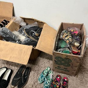 Lote de Más de 80 Pares de Pantuflas y Calzado Variado - imagen 10