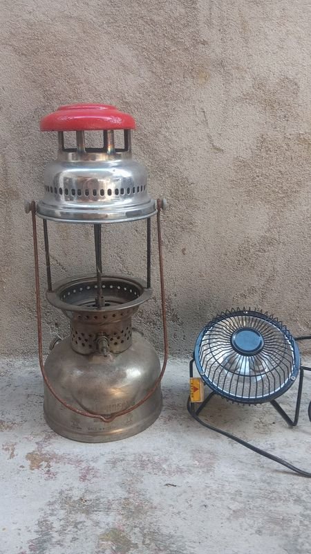Farol a Querosene Antiguo con Detalle Rojo