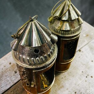 Pareja de Faroles Antiguos de Metal para Vela con Cuerpo Calado y Asa - imagen 2
