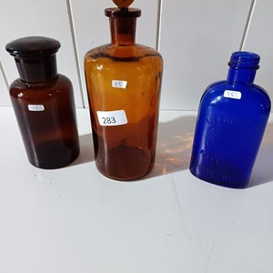 Tres Frascos Antiguos de Farmacia de Vidrio Ámbar y Azul - imagen 5