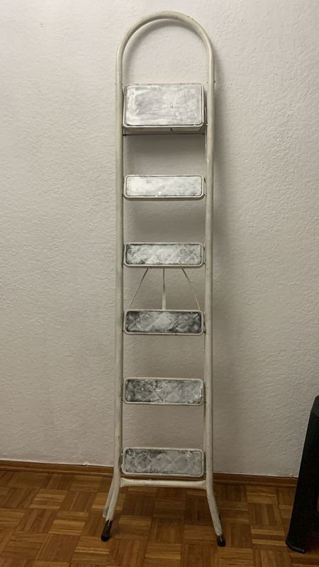 Lote siguiente: Escalera de metal de 6 escalones