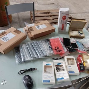 Lote siguiente: Lote de Electrónicos Varios: Micrófono, Pantallas de Celular, Auriculares y Más
