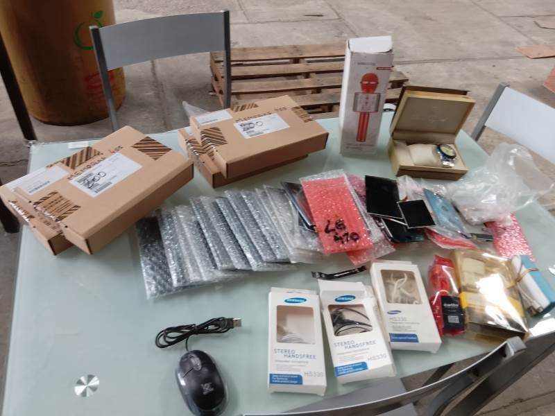 Lote de Electrónicos Varios: Micrófono, Pantallas de Celular, Auriculares y Más