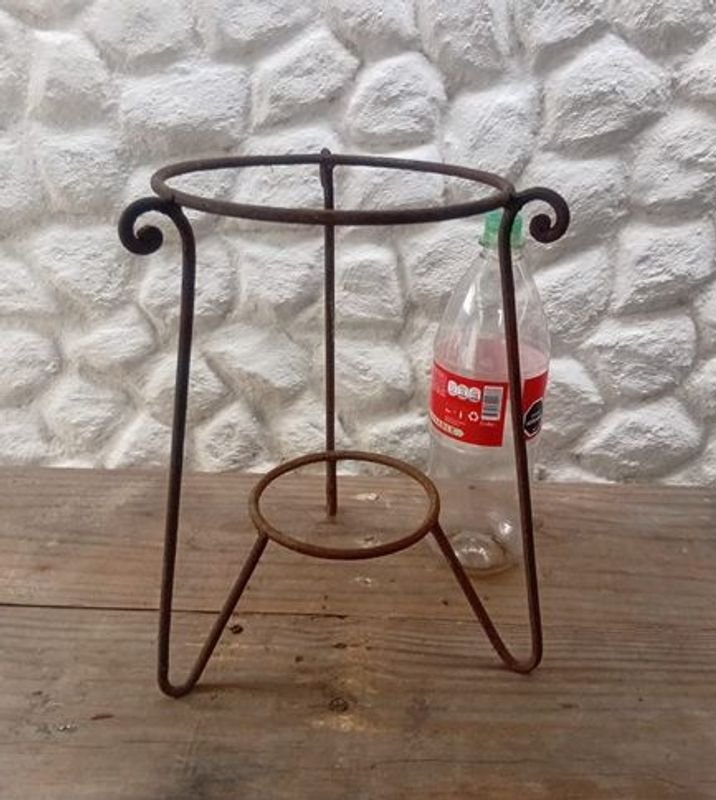 Macetero Vintage de Hierro Forjado con Soporte Inferior