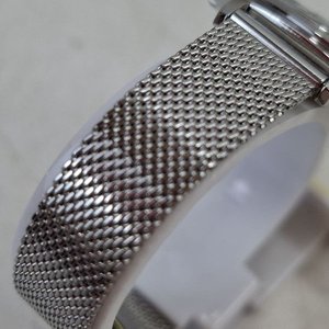 Reloj de Pulsera Q&Q Plateado con Malla Milanesa y Esfera Oscura - imagen 3