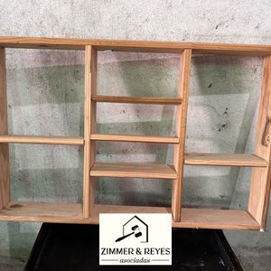 Lote siguiente: Estantería de Madera con Múltiples Compartimentos