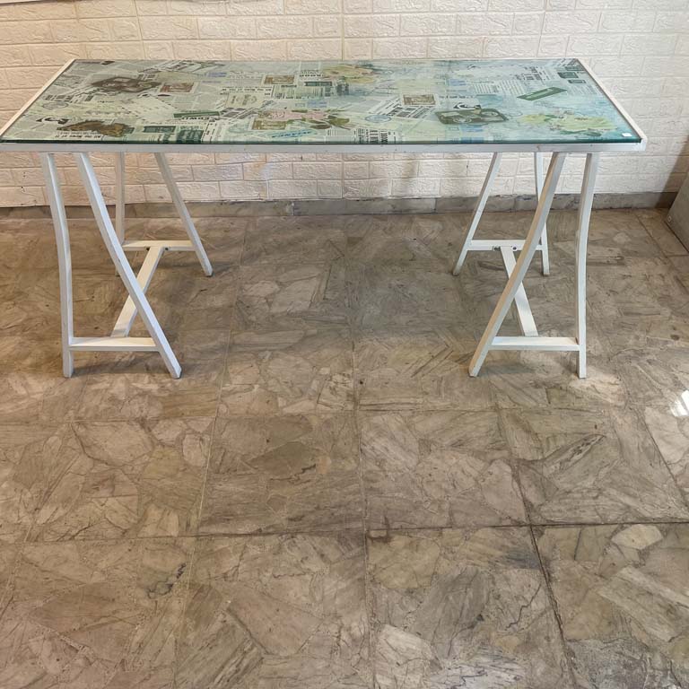 Lote anterior: Mesa de metal con tapa de cristal - Medidas: 153x60x75cm