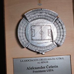 Réplica Estadio Centenario Obsequio AUF a Presidente UEFA Aleksander Ceferin en Caja Madera - imagen 4