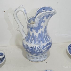 Jarra, Alhajero y Tazas de Cerámica Decorada Azul y Blanco - imagen 6