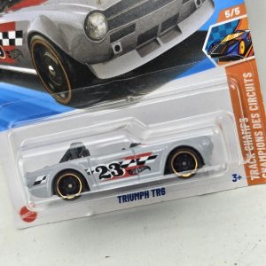 Hot Wheels Triumph TR6 Champions des Circuits Gris y Negro - imagen 2