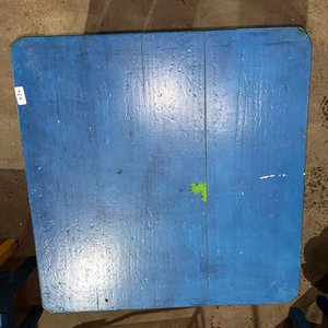 Lote siguiente: Mesa Cuadrada Azul de Madera