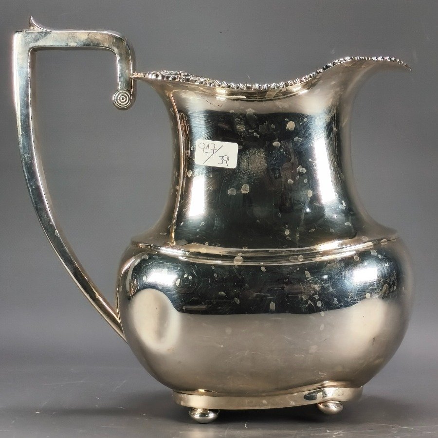 Lote siguiente: Jarra para agua de plata sterling con detalles en relieves