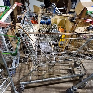 Lote anterior: 2 Carros de Supermercado: Uno Tipo Aeropuerto y Otro con Detalles