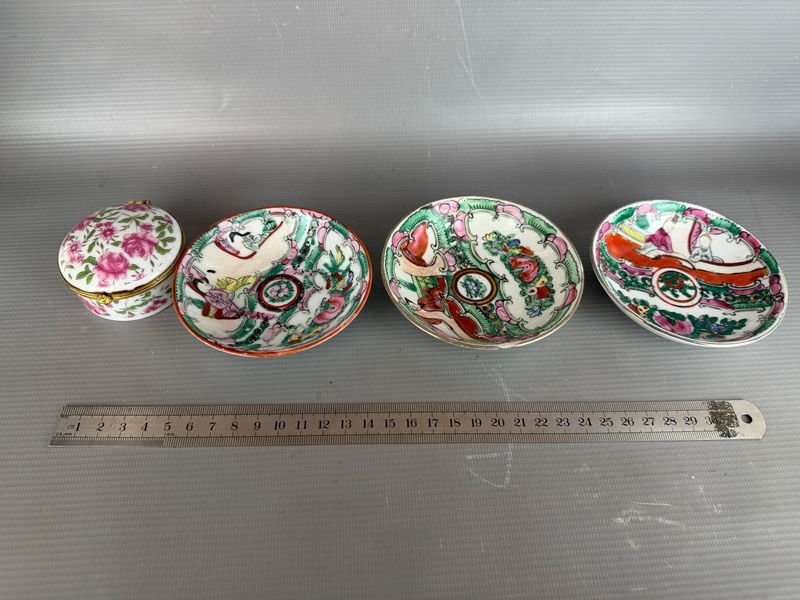 Lote de Piezas de Porcelana China Estilo Cantón con Sellos