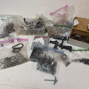 Lote de Bisagras de Bronce, Tornillos y Herrajes Varios - imagen 1