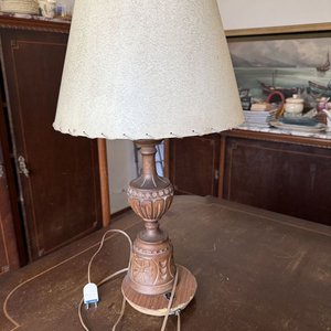 Lámpara de Mesa Antigua con Base de Madera Tallada y Pantalla de Tela - imagen 3
