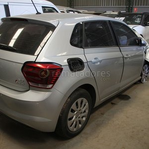 Volkswagen Polo Plateado con Daños Frontales - imagen 2