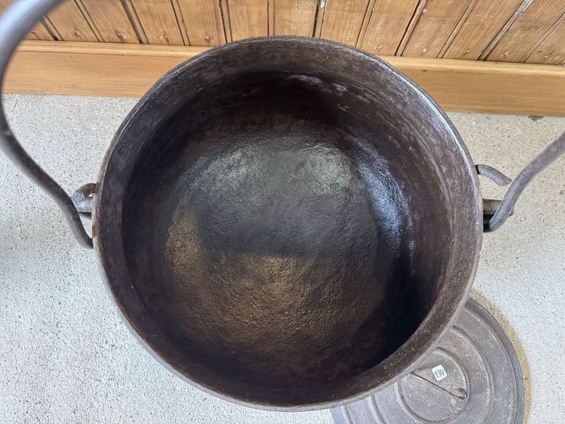 Olla Caldero en Hierro c/Tapa de 3 patas - Venta en Subasta - imagen 5