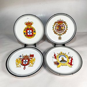 Lote de 4 Platos Decorativos con Escudos Nacionales e Internacionales - imagen 1