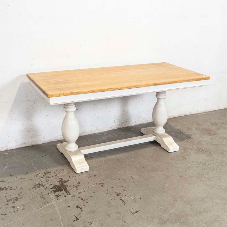 Lote siguiente: Mesa de comedor rústica con detalles en la pintura y el lustre