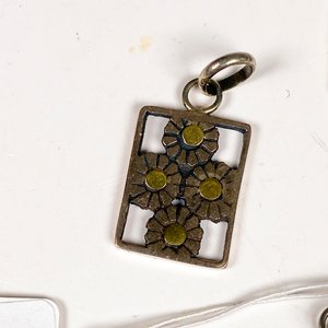 Lote de Cuatro Colgantes Metálicos con Diseño Floral - imagen 5