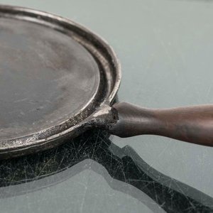 Plancha de Hierro Antigua con Mango de Madera - imagen 2