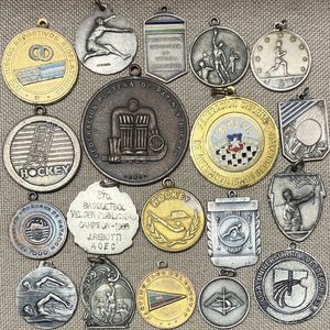 Lote de 19 Medallas Deportivas: Básquetbol, Pesca, Voleibol y Más - imagen 2