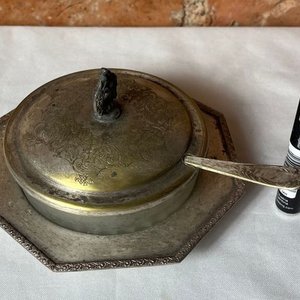 Antigua Dulcera de Platina y Vidrio con Tapa Cincelada y Repujados - imagen 2