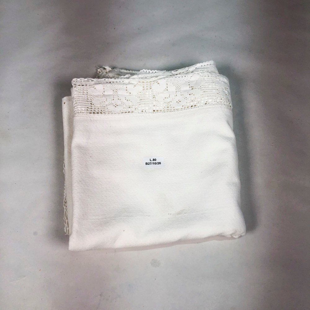 Mantel Blanco de Hilo con Borde Calado y Encaje