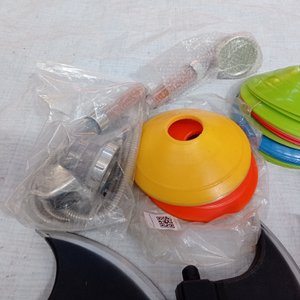 Lote compuesto por conos, lluveros, balanza de cocina y hachas de juguete. - imagen 5