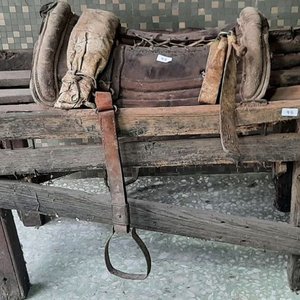Recado de Caballo con Estribos y Mesa de Apoyo - imagen 1
