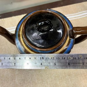 Tetera Antigua de Cerámica Marrón con Bandas Azules y Doradas - imagen 5