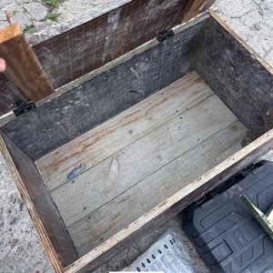Cajón de Madera con Accesorios de Plomería y Herramientas - imagen 4