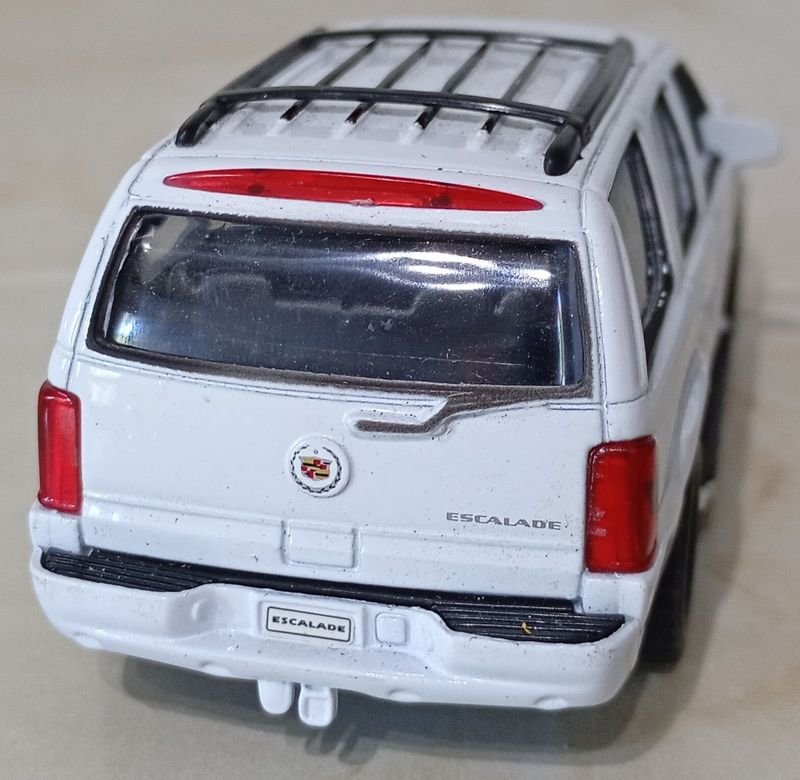 Camioneta a escala CADILLAC ESCALADE en blanco con apertura de puertas - imagen 7