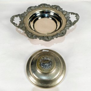 Dos Centros Metálicos Decorativos, Uno con Tapa - imagen 3