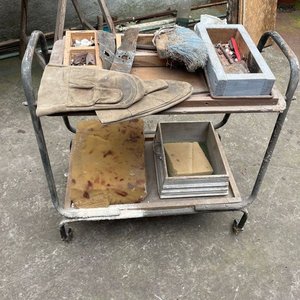 Lote anterior: Carro Metálico con Cajas de Madera y Herramientas Varias
