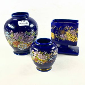 Lote anterior: Tres Floreros de Porcelana Azul Cobalto con Decoración Floral y Carruajes