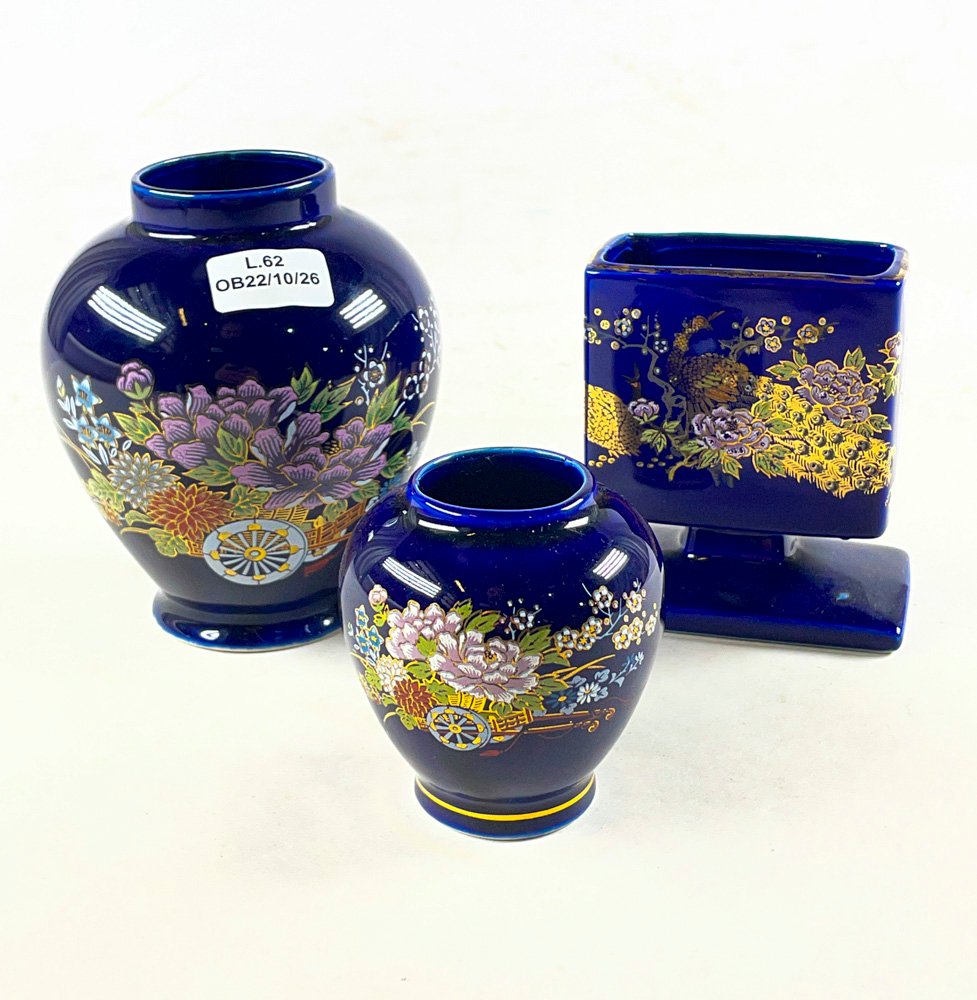Tres Floreros de Porcelana Azul Cobalto con Decoración Floral y Carruajes