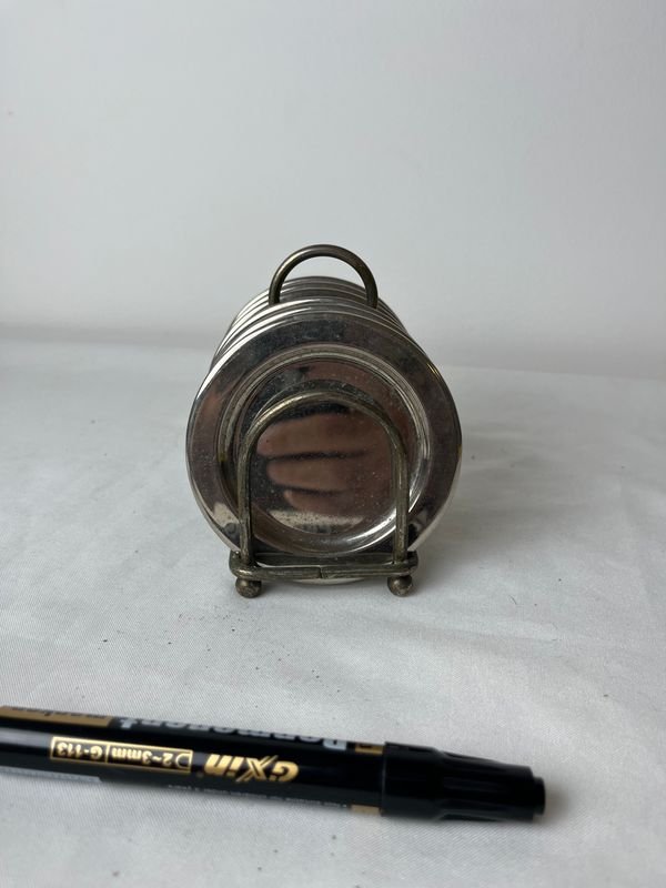 Porta tostadas de metal con diseño elegante - imagen 3