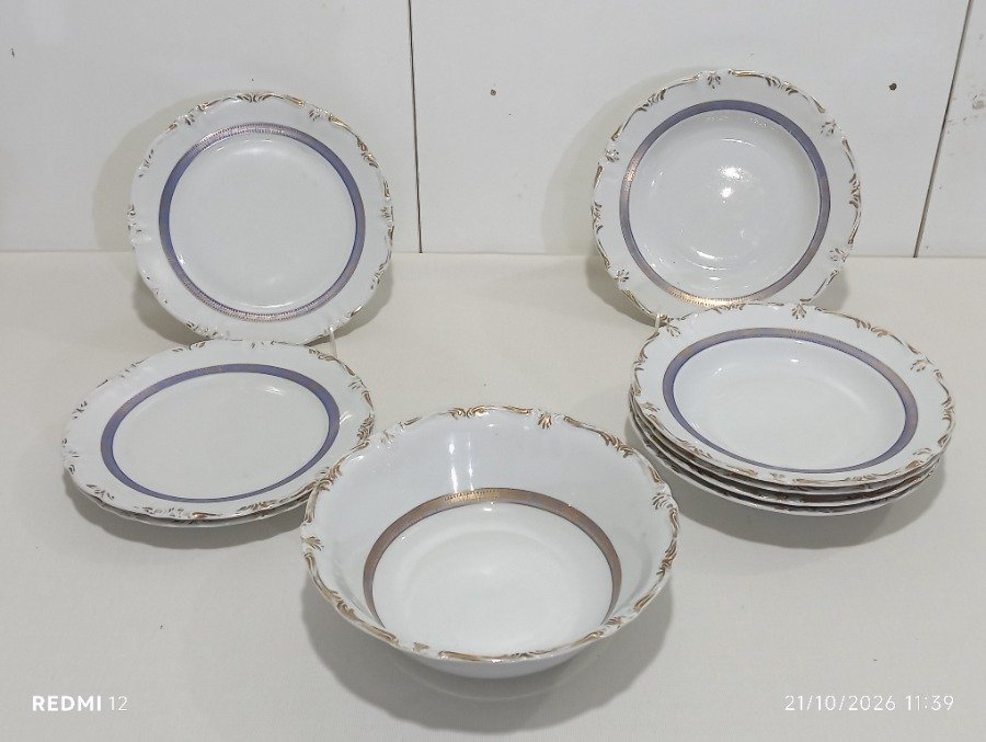 Juego de Cerámica Bavaria: Ensaladera y 8 Platos con Detalles Azules y Dorados