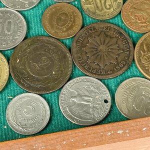 Vitrina de Madera con Colección de Monedas Varias - imagen 7